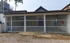 0005.04 - Maranduba - Casa - 3 Dorm - 14 Pess - 3 Quadras Do Mar - Piscina Coletiva - Wifi - Ar Condicionado